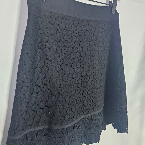 LOFT Black Eyelet Lace A Line Skirt Size 6 Side Zip Knee Length - Picture 2 of 6